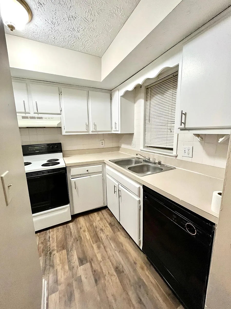 Building Photo - 573 Delzan Pl