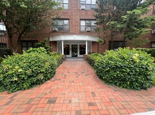 1 Town House Pl APT 3C, Great Neck, NY 11021