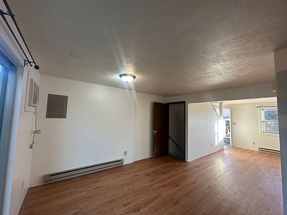 4th image of 566 W 42nd St