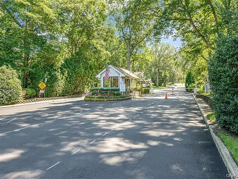 855 Skyline Dr — Photo 2