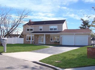 8 Parish Ct, Stony Brook, NY 11790
