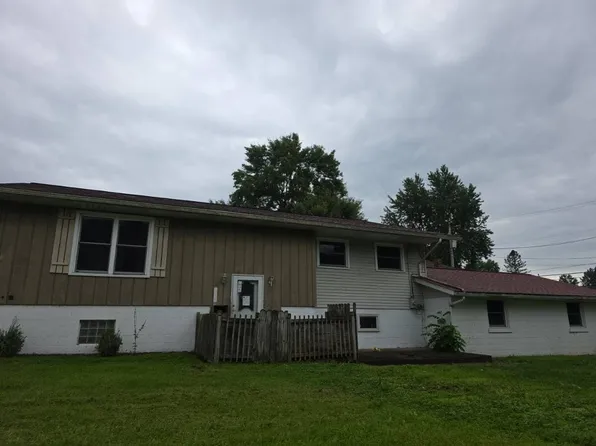 1116 N Water St, Uhrichsville, OH 44683
