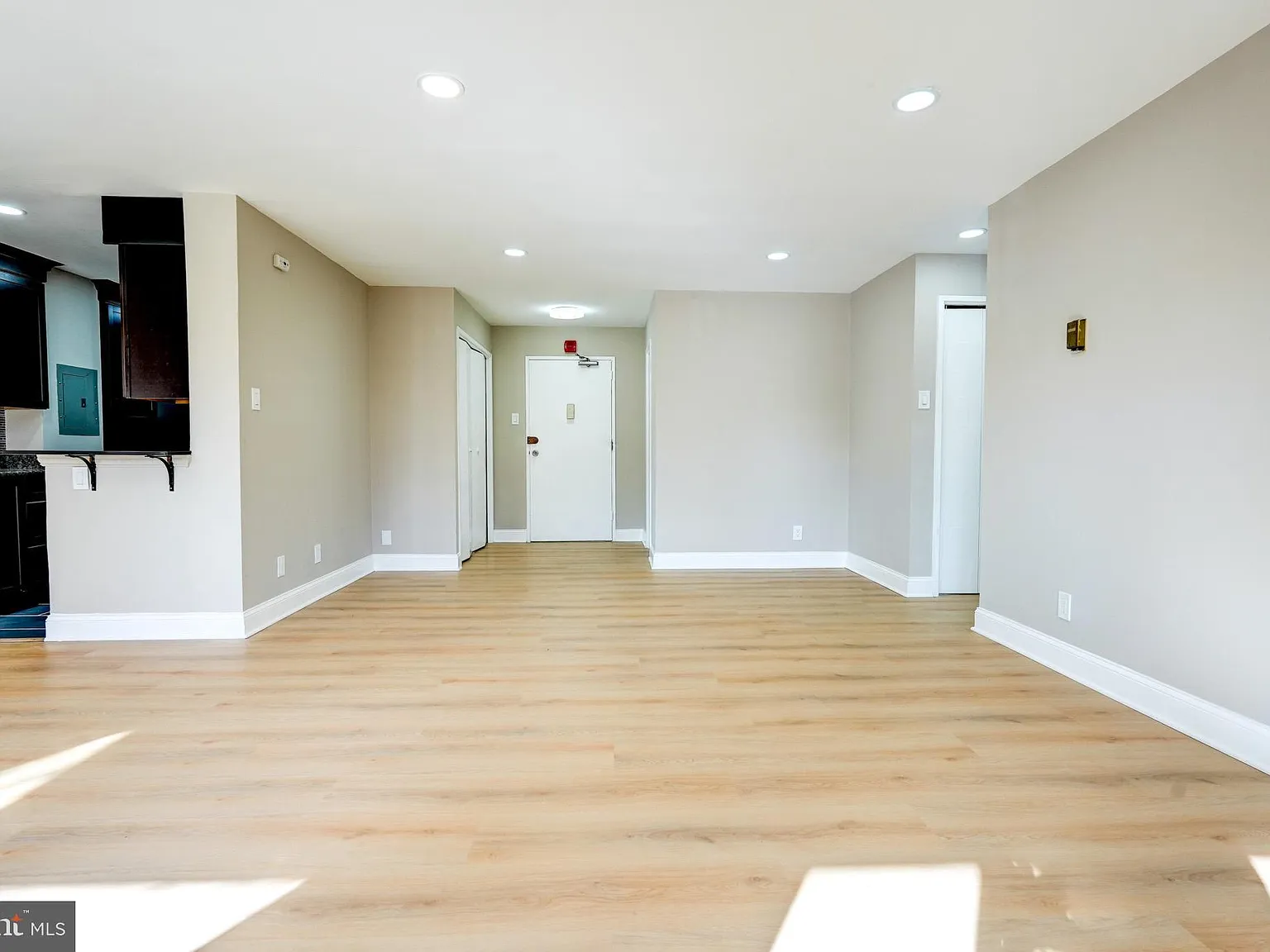 1 bed, 869 sqft, $1,895 — Photo 4