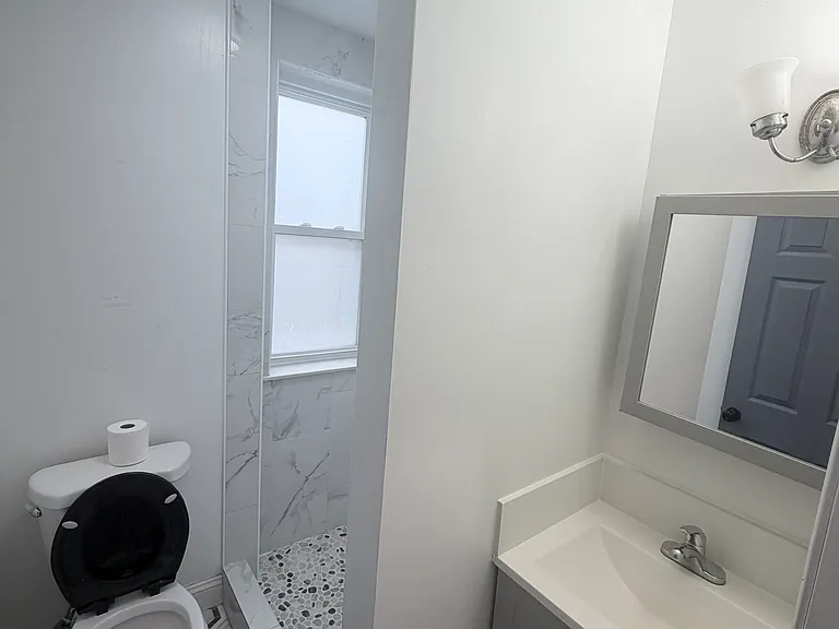 1532 N Edgewood St — Photo 9