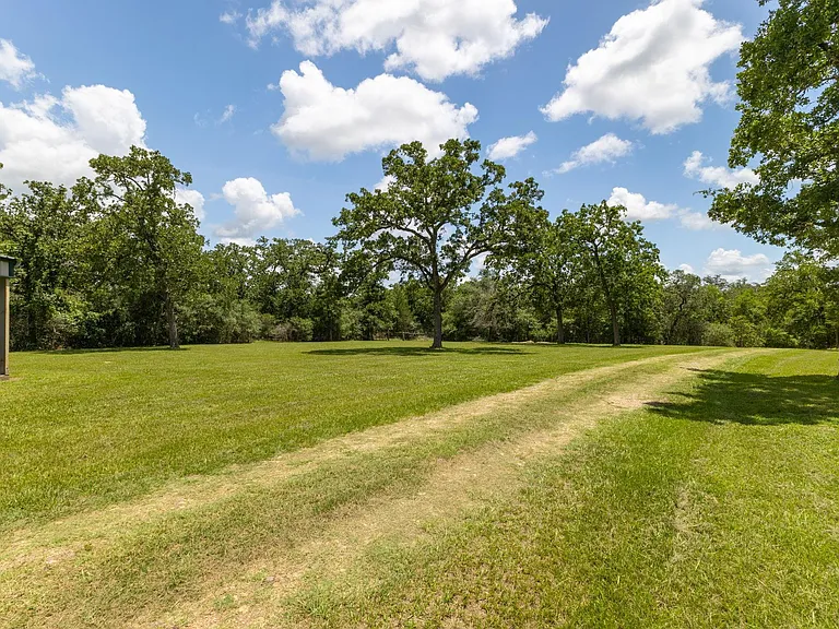 1072 Papenberg Ln — Photo 38