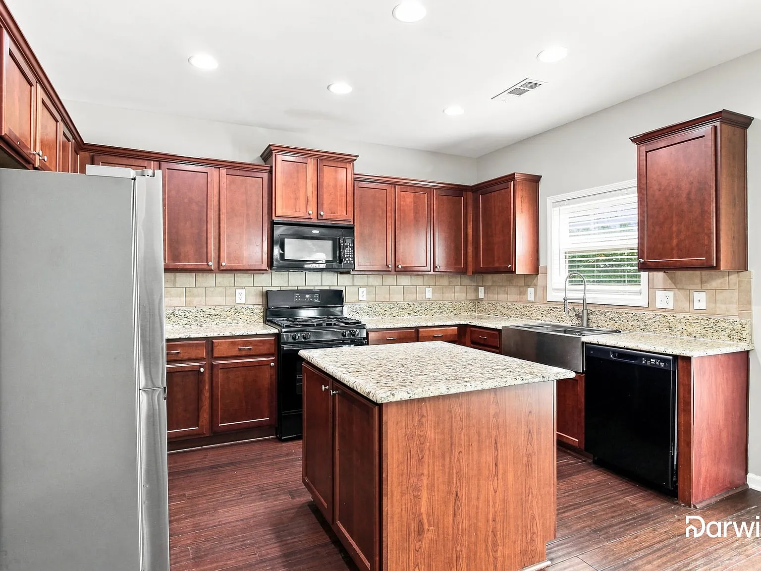 4 bed, 3.5 bath, 3535 sqft, $3,235 — Photo 4