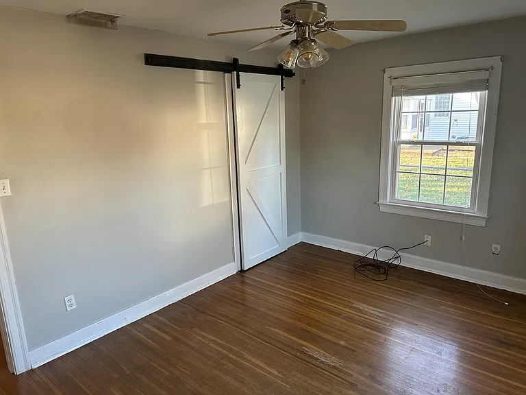 2904 Montrose Ave — Photo 10