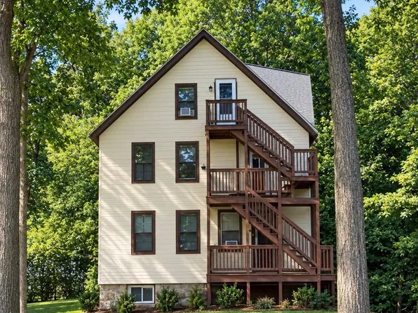 2 Meadow St, Holyoke, MA 01040