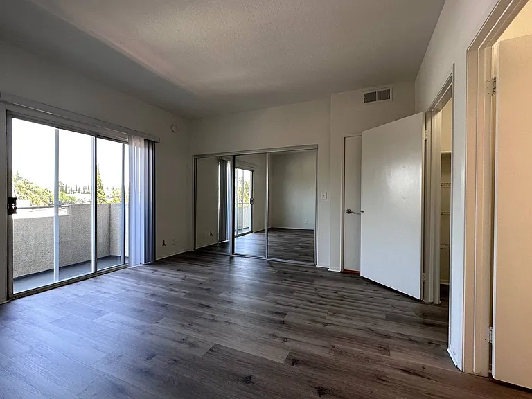 Lido Apartments - 11221 Richland Ave — Photo 10