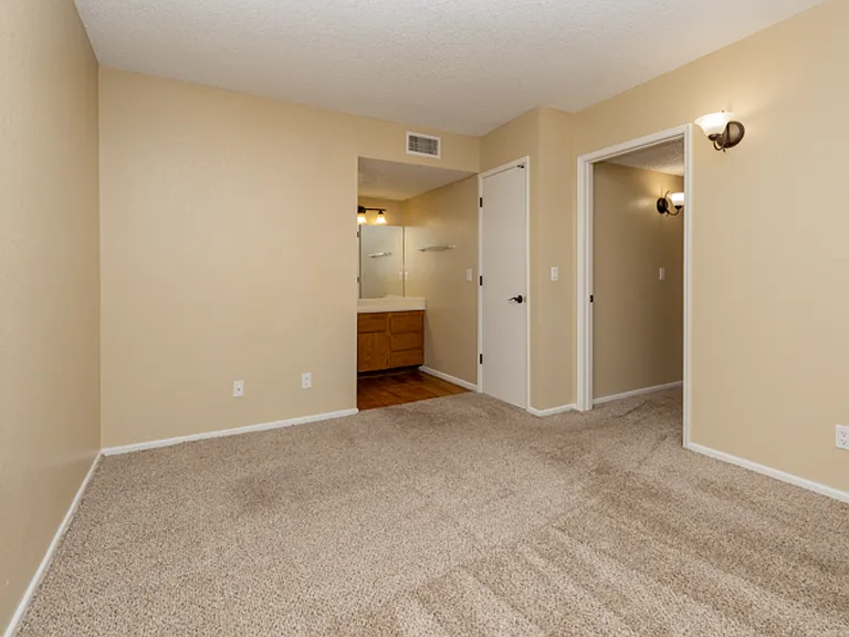 Broadway Proper Apartment ** One Month Free**W/D Included — Photo 68