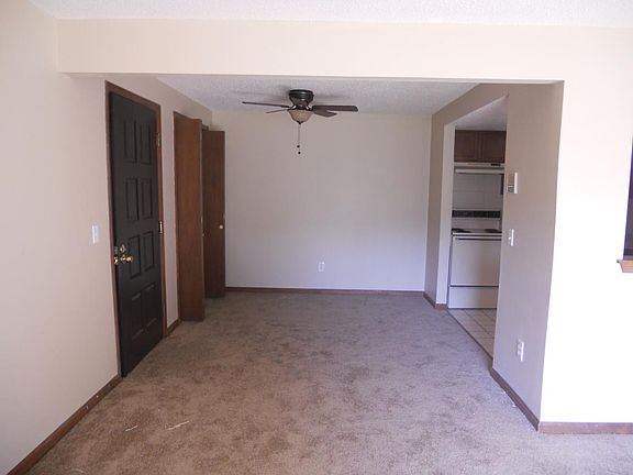 4th image of 90 Oakridge Dr APT 2