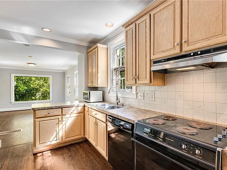 666 Yorkshire Rd NE — Photo 10