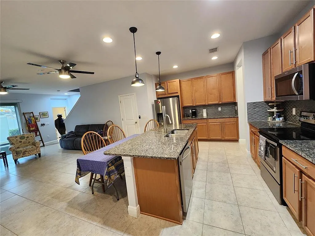3 bed, 2.5 bath, 1888 sqft, $2,990 — Photo 3