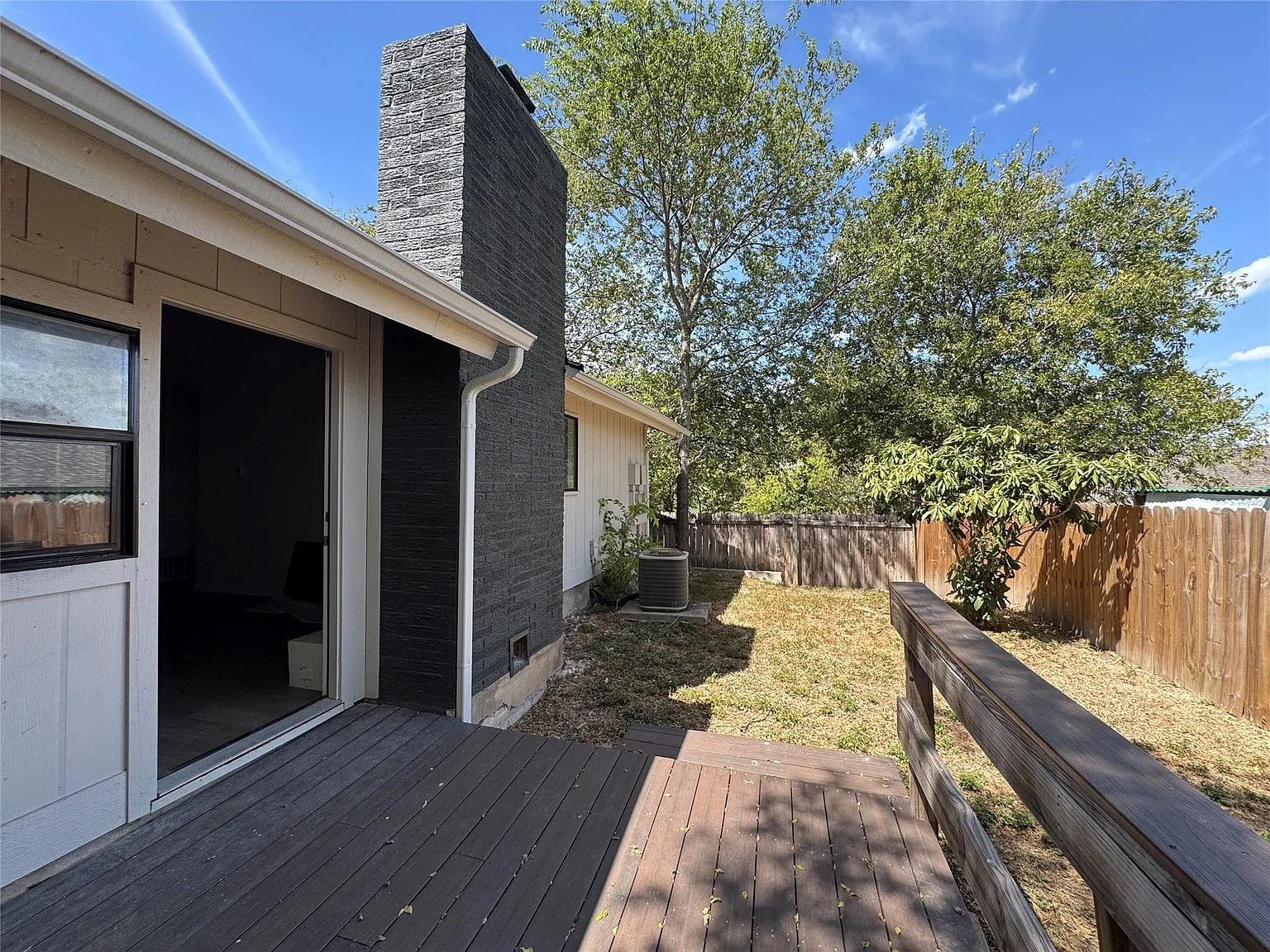 3 bed, 2.0 bath, 999 sqft, $2,300 — Photo 2