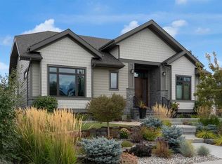 220 W Parkwood Pl SE, Calgary, AB T2J 3X2