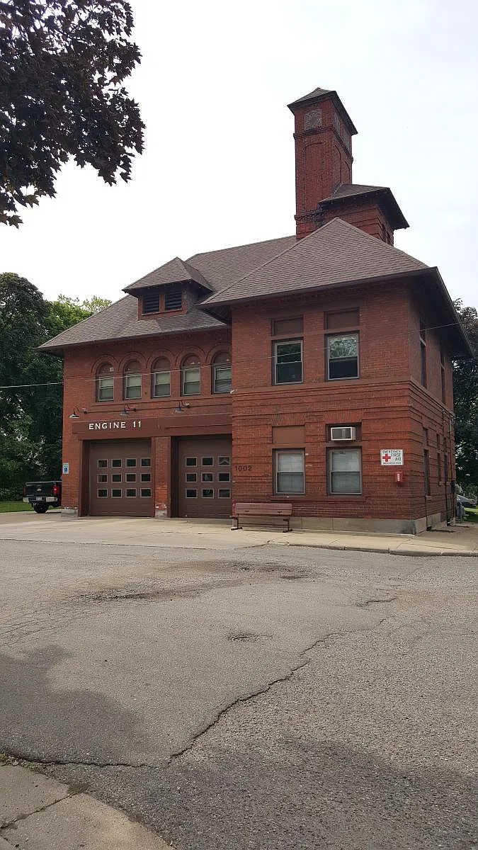 Building Photo - 222 Diamond Ave SE #1