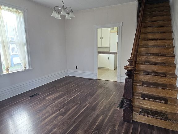 4th image of 11507 Queen St W