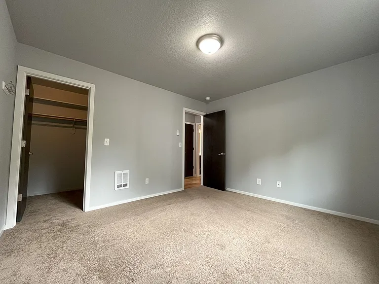 Charming SE Bungalow 3 Bed 2 Bathroom with Washer & Dryer — Photo 16