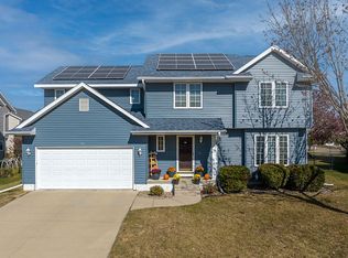 906 Chesterfield Rd NE, Cedar Rapids, IA 52402