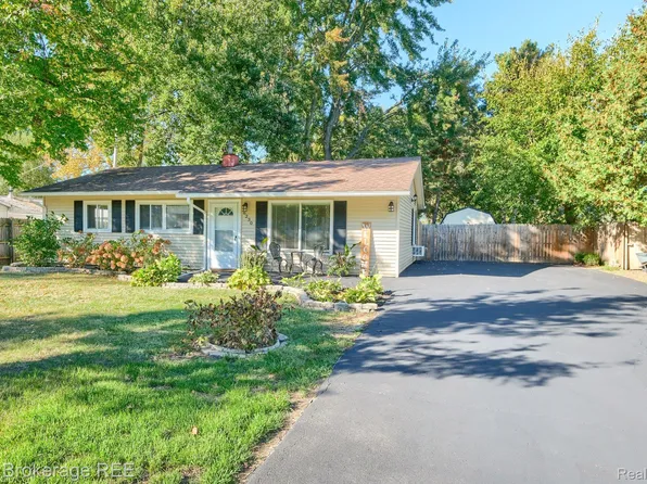 6230 Woodsdale Dr, Grand Blanc, MI 48439