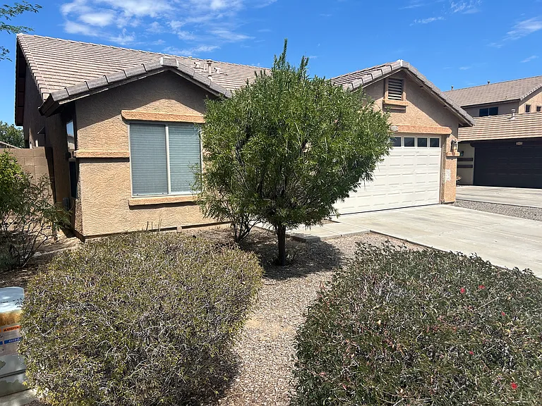 7028 S 46th Dr — Photo 2