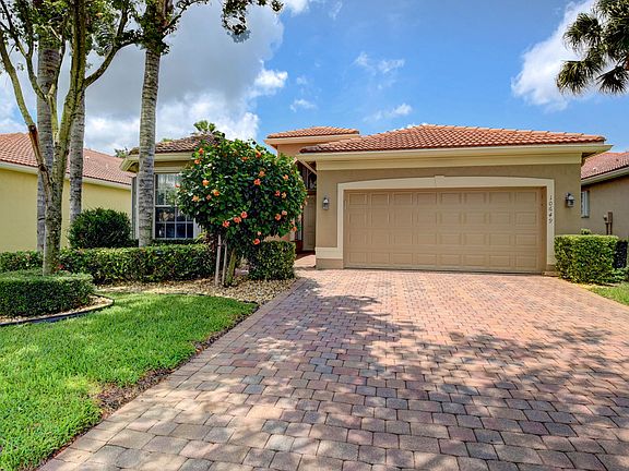 Home For Sale In Valencia Pointe