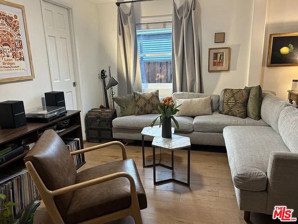 3 bed, 2.0 bath, 980 sqft, $10,500 — Photo 3