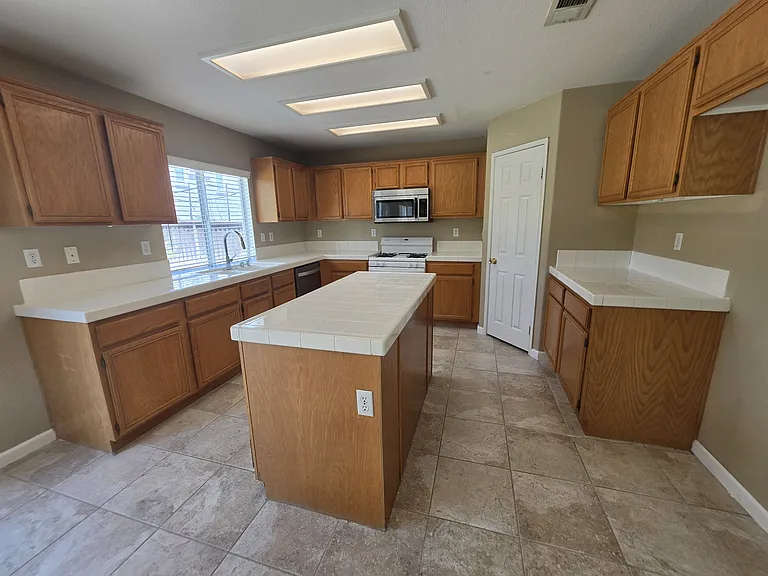 23752 Pepperleaf St — Photo 4