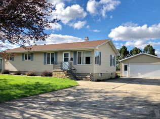 318 E 6th St, Kanawha, IA 50447