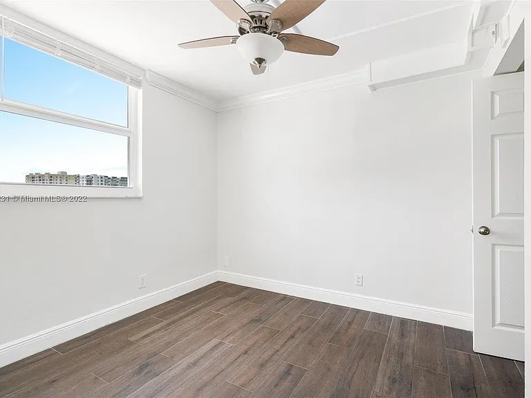 1505 N Riverside Dr #404 — Photo 16