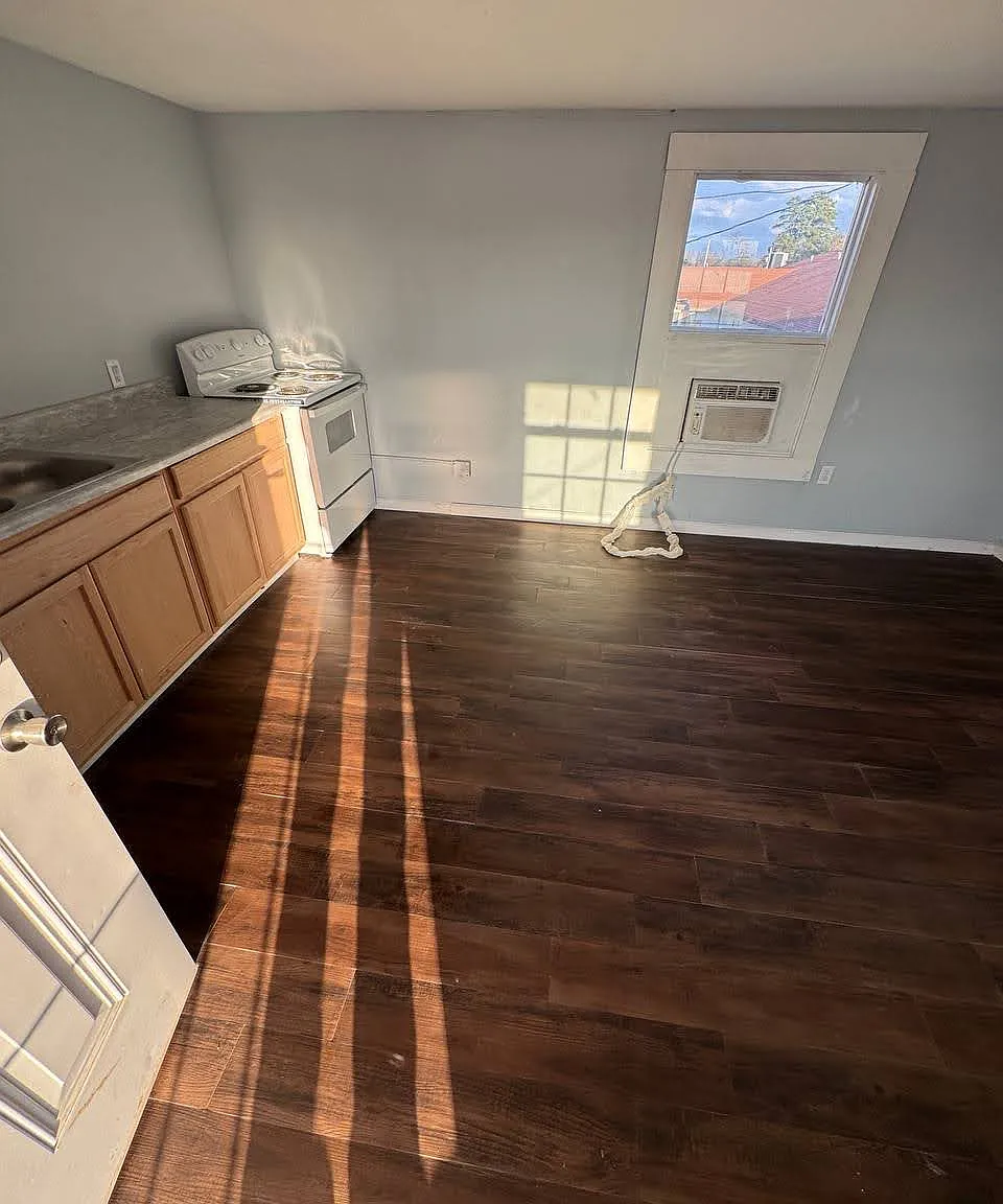 Breckenridge Apartments — Photo 4