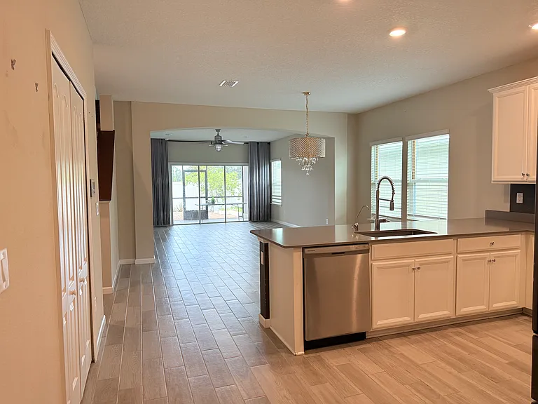 1604 Mathews Manor Dr — Photo 4