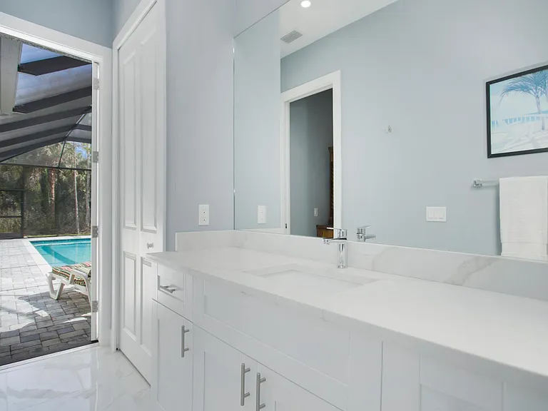 Access to the pool from second bath en suite