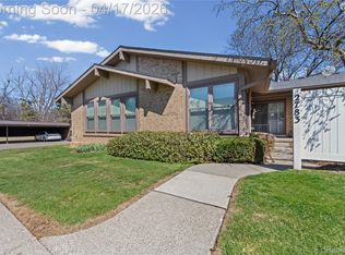 2783 Roundtree Dr, Troy, MI 48083