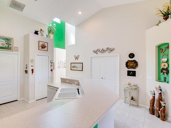 4th image of 3094 Savoy Dr