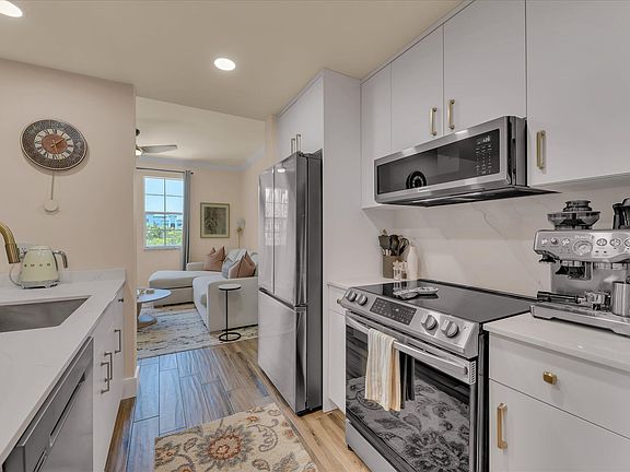 2nd image of 533 NE 3rd Avenue #512