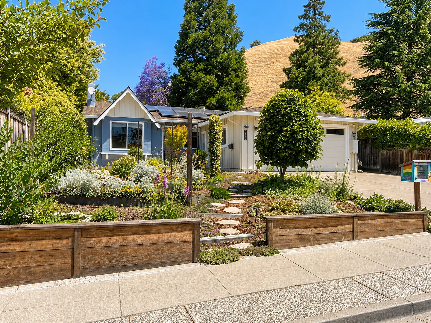Gorgeous 3 Bedroom 2 Bath Home with Spectacular Curb Appeal! — Photo 2