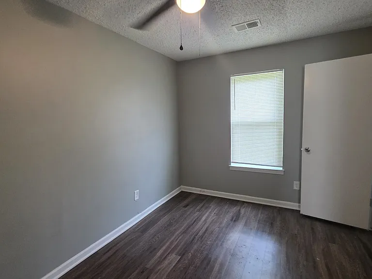 2504 Redvers Ave — Photo 9