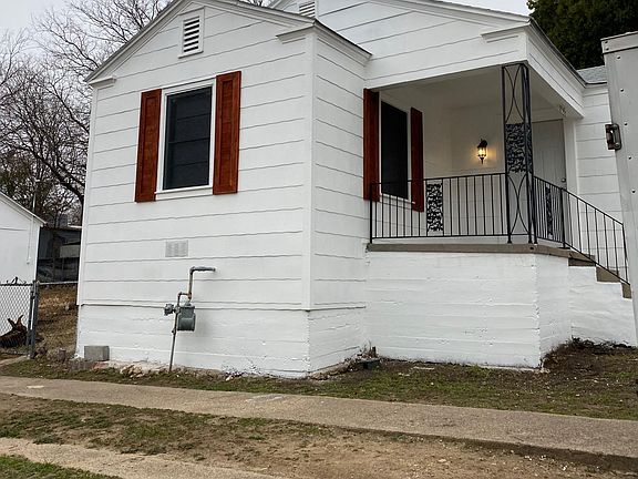3rd image of 1821 Montrose Dr