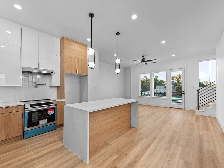 2314 Barbee St — Photo 5