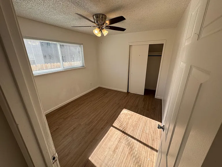 2727 V Street - Apts — Photo 10