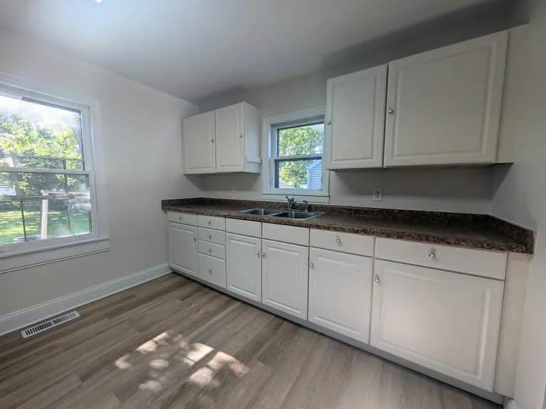384 S Center Ave — Photo 4