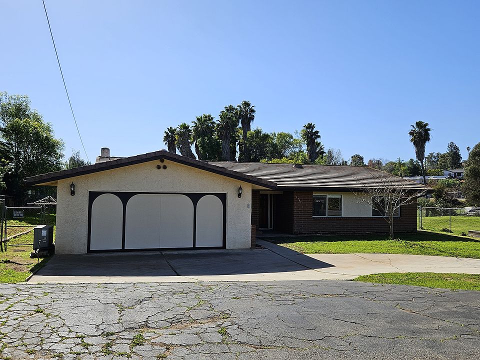 front yard, oversized 2 car garage