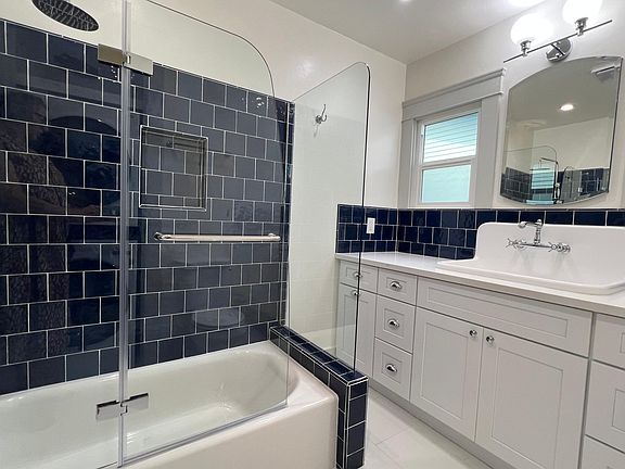 4th image of 3027 Olive St
