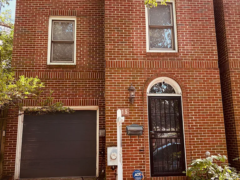 915 C St SE — Photo 1