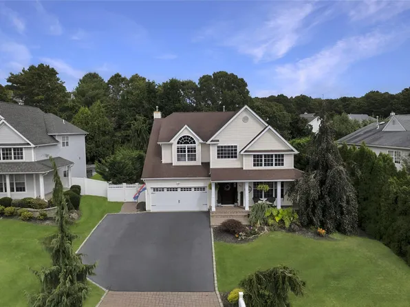 43 Manorview Way, Manorville, NY 11949