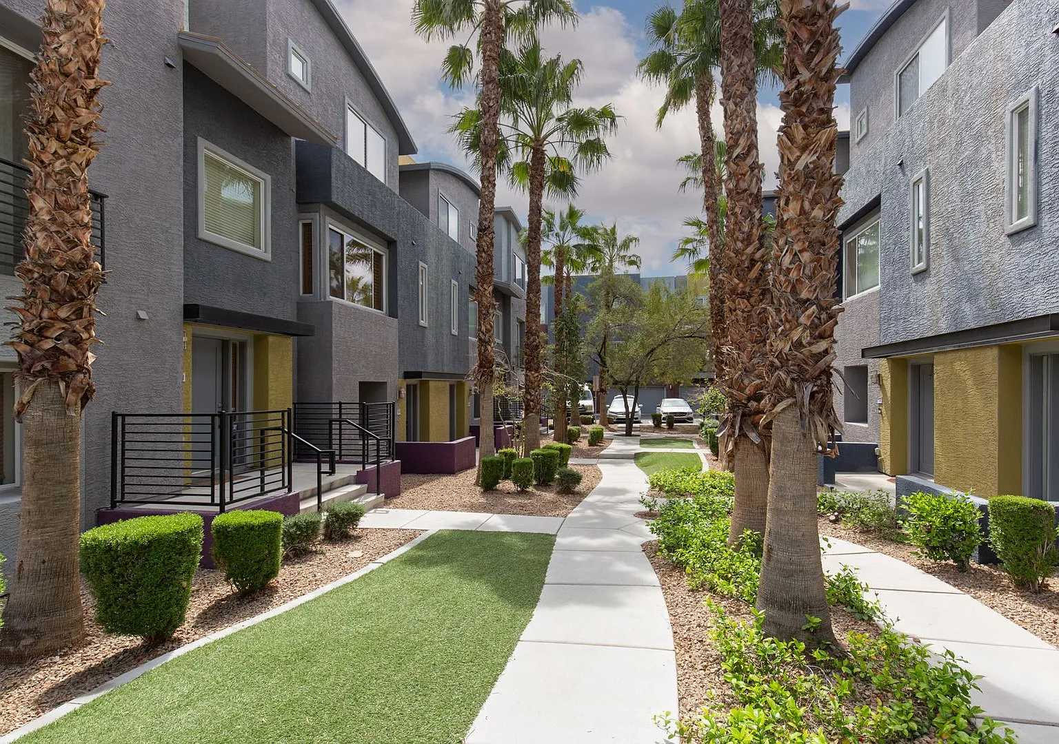 Three bedroom unit with two car garage in luxury SW gated community — Photo 4