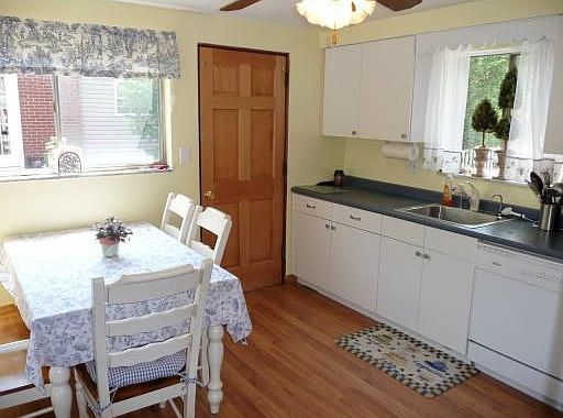 Eat-in Kitchen