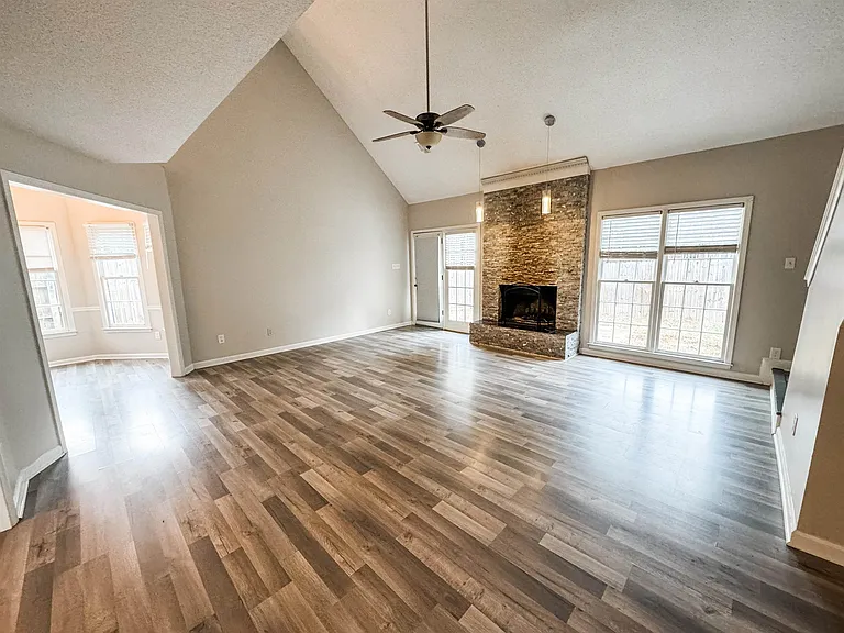 3945 Windyke Dr — Photo 3