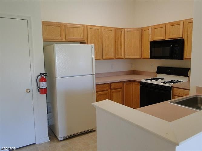 2nd image of 856 Honeybrook Cir